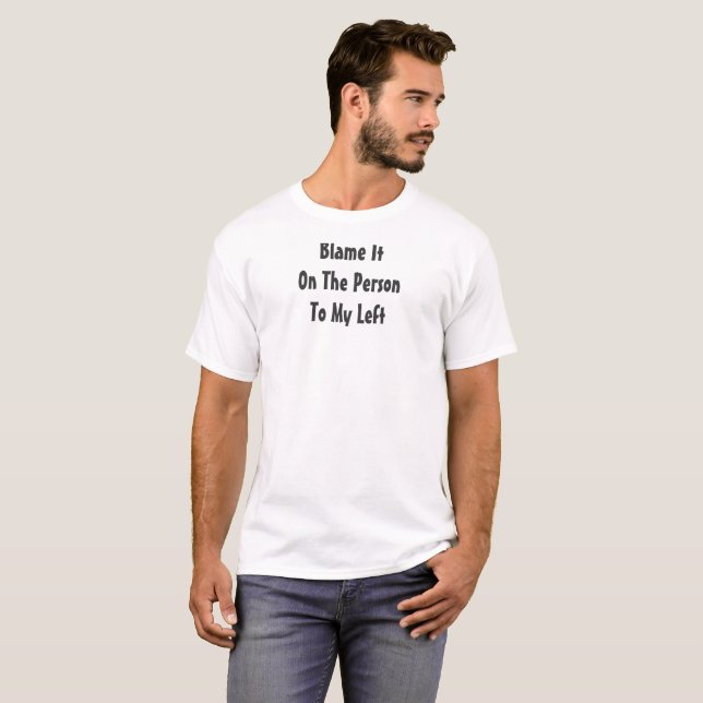 T-shirts Piada Culpe A Pessoa À Minha Esquerda Humor (Frente Completa)