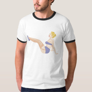 T-shirts Pin do louro acima da menina na meia-calça e nas