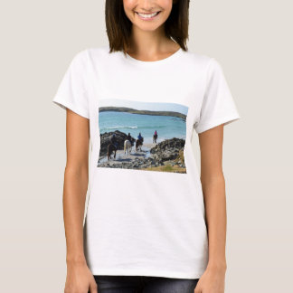 T-shirts Pônei que trekking ao longo da praia