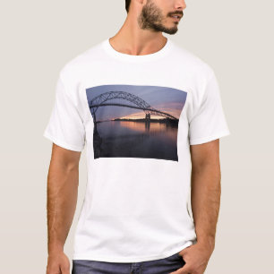 T-shirts Ponte Sagamore sobre o canal de Cape Cod,