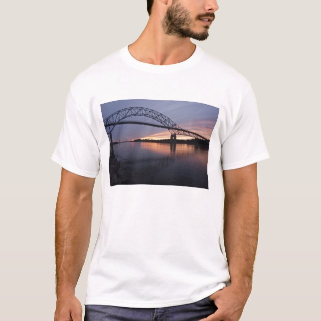 T-shirts Ponte Sagamore sobre o canal de Cape Cod, (Frente)