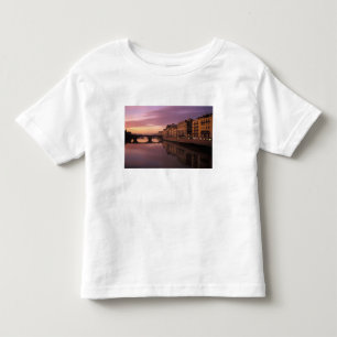 T-shirts Pontes sobre o rio Arno ao pôr do sol,