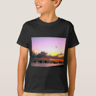 T-shirts pôr do sol roxo e espantoso de laranja de ouro no