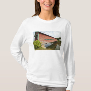 T-shirts Quebec, Canadá. Ponte coberta de Galipeault em