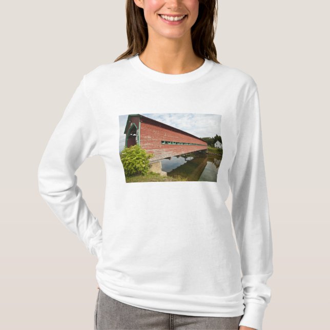 T-shirts Quebec, Canadá. Ponte coberta de Galipeault em (Frente)