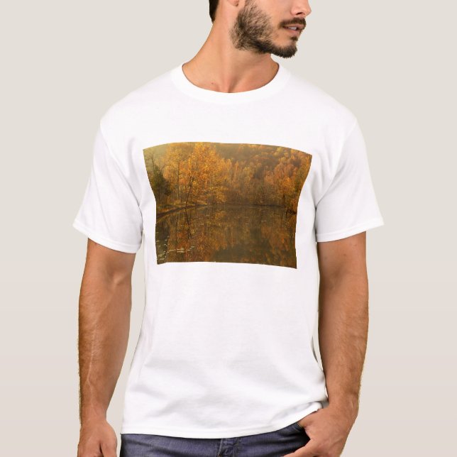 T-shirts Reflexos de outono no lago. (Frente)