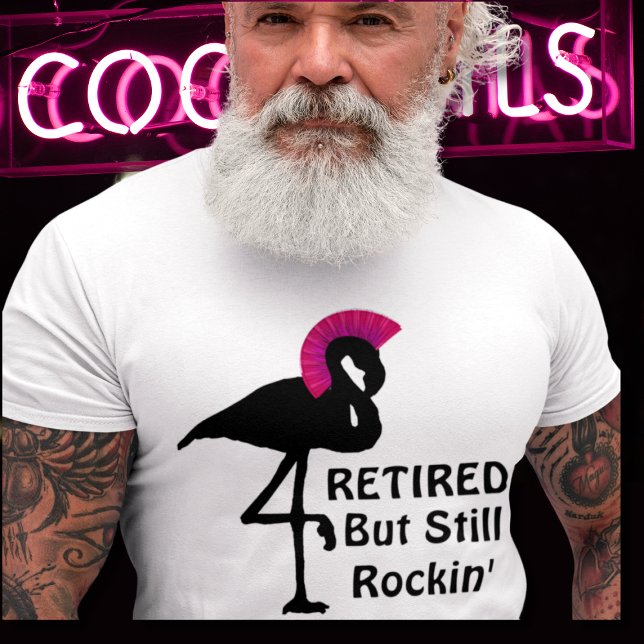T-shirts Reforma Engraçada Aposentada, Mas Ainda Rockin Fla (senior male model wearing retired but still rockin' t-shirt with flamingo wearing punk mohawk hair)