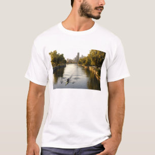 T-shirts Remadores no lago do Lincoln Park, Chicago, Illino