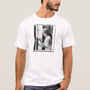 T-shirts Retrato das plantas molhando de Helen Keller