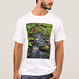 T-shirts Ribeiro flui através da floresta