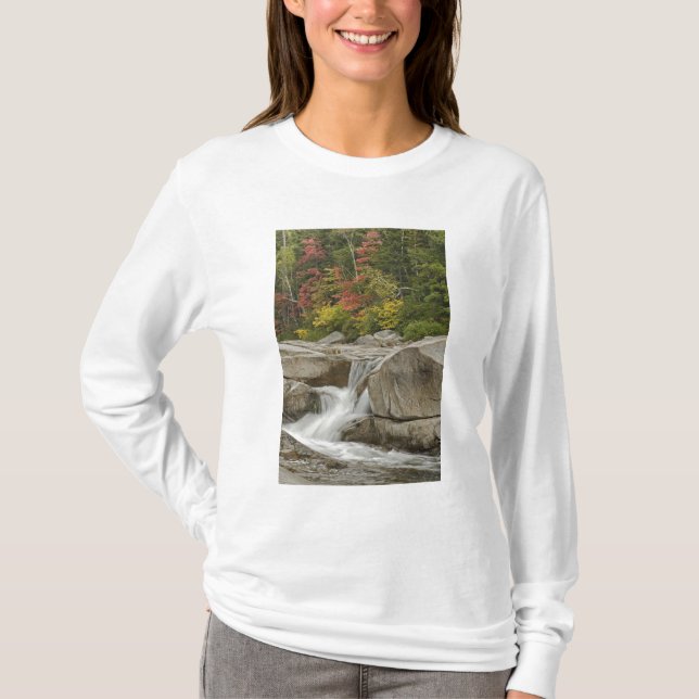 T-shirts Rio Swift em cascata através de rochas, Branco (Frente)