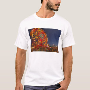 T-shirts roda gigante ao crepúsculo no Northwest Montana