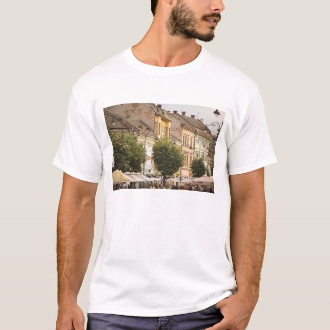 T-shirts Romênia, Sibiu. Cidade Nova. RF) (Frente)