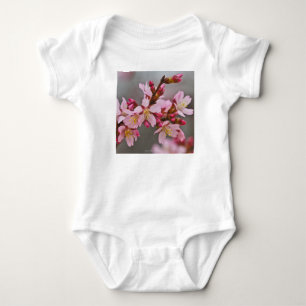 T-shirts Rosa Contra Um Céu Cinza Flor de Cerejeira Japones