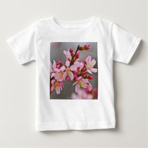 T-shirts Rosa Contra Uma Cinza Céu Japonês Blossomas De Cer