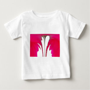 T-shirts Rosa vermelha fantástica do chic sob o céu branco.