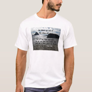 T-shirts Salmo 40:2 Ele me tirou do poço sujo