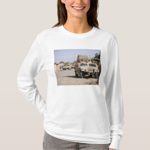T-shirts Segurança da conduta de Humvee durante uma