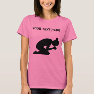 T-shirts Silhueta da mulher em seus joelhos que Praying