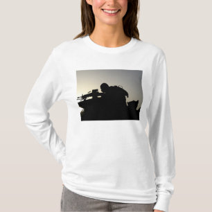 T-shirts Silhueta de um artilheiro da arma automática do