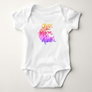 T-shirts Sobre a Lua da tia (cor) Bebê de terno