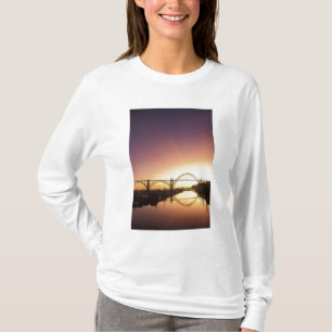 T-shirts Sol se pondo atrás da ponte de Newport, Oregon