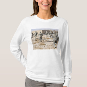 T-shirts soldados respondem a um ataque de armas ligeiras