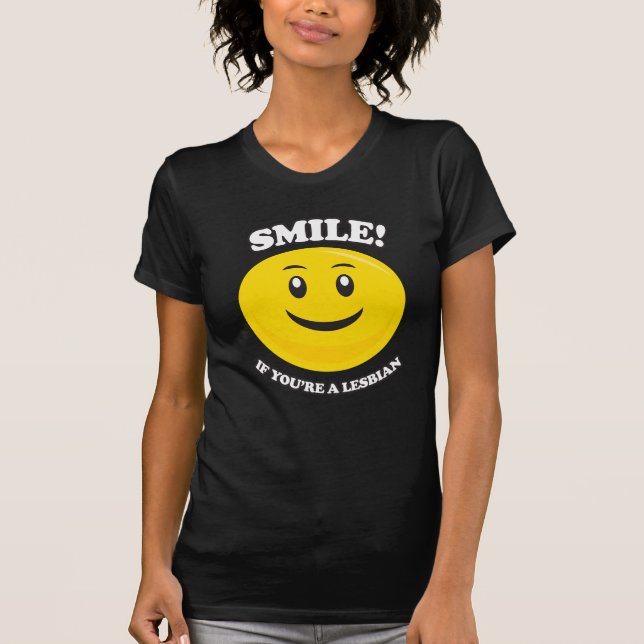 T-SHIRTS SORRISA SE VOCÊ É LÉSBICA (Frente)