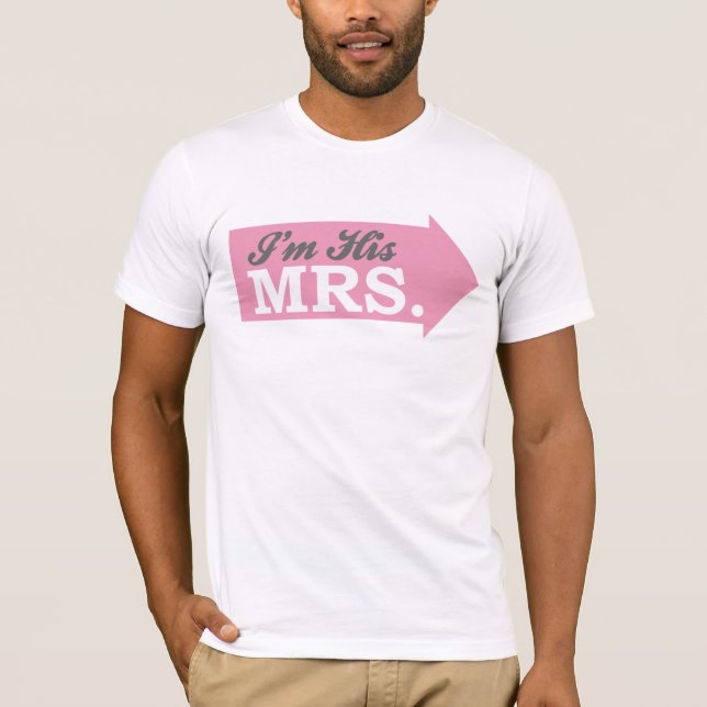 T-shirts Sou a Sra. Dele (Seta Rosa) (Frente)