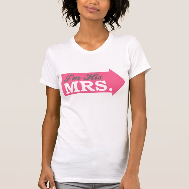T-shirts Sou a Sra. Dele. (Seta Rosa Quente) (Frente)