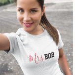 T-shirts Sra. BOB Shirt<br><div class="desc">A Camisa Engraçada diz a Sra. BOB. Personalize-o mudando o nome para o que quiser. Você também pode alterar a cor e o estilo da fonte. Faz um presente de Excelente!</div>
