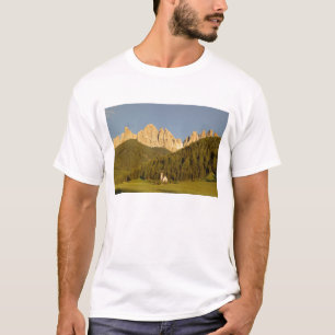 T-shirts St Giovanni, Val di Funes, Dolomitas, Itália