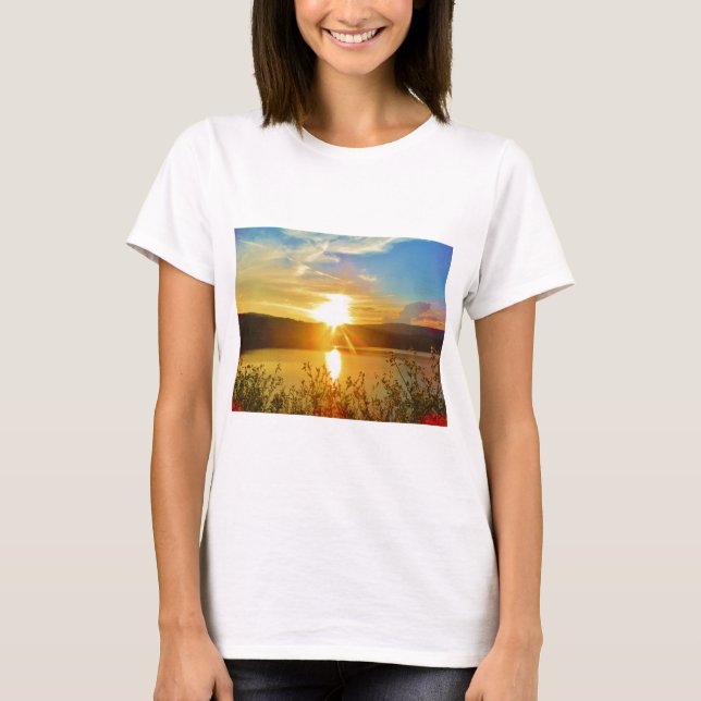T-shirts Sunset no lago de montanha (Frente)