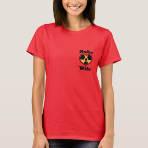 T-shirts T escuro húmido da esposa das armas nucleares