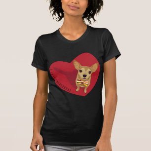 T-shirts Tan Chihuahua com um arco de gravata em um coração