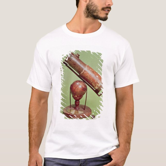 T-shirts Telescópio que pertence ao senhor Isaac Newton (Frente)