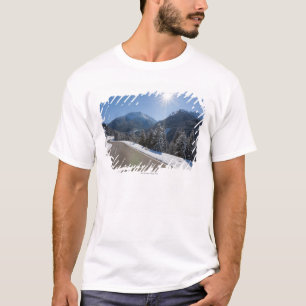 T-shirts Thrugh vazio idílico da estrada uma paisagem do