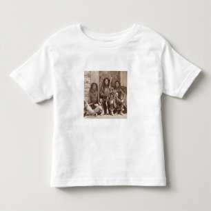 T-shirts Três indiano Braves, fotografado pelo inglês rea