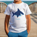 T-shirts Tubarão Azul Divertido<br><div class="desc">Esta divertida T-Shirt do Tubarão Azul apresenta um design de tubarão ousado e divertido em azul vibrante,  perfeito para os pequenos que adoram aventura! O gráfico que chama a atenção adiciona um toque de reluz,  fazer-o uma peça de destaque para qualquer ocasião casual ou temática.</div>