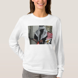 T-shirts Um agressor inimigo do papel-playing arma um