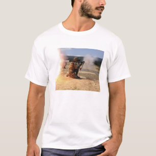T-shirts Um assaultman ateia fogo a uma granada propelida
