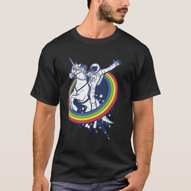 T-shirts Um astronauta que monta um uncorn através de um (Frente)