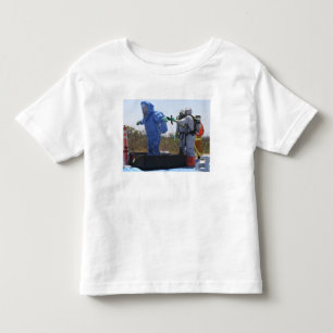 T-shirts Um aviador está em uma cuba