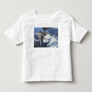 T-shirts Um avião de F-15C Eagle senta-se atrás de um
