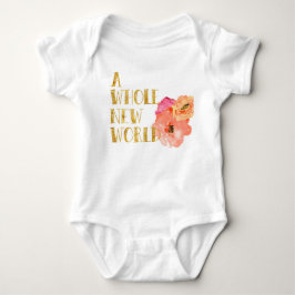 T-shirts Um bebê novo inteiro do mundo que diz o Bodysuit