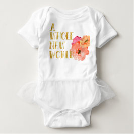 T-shirts Um bebê novo inteiro do mundo que diz o Bodysuit