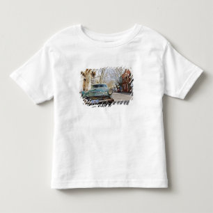 T-shirts Um carro antigo enferrujado e de cor escamosa esta