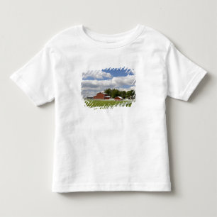 T-shirts Um celeiro vermelho e fazenda em Pamona, Kansas.
