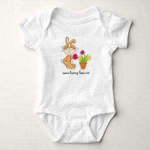 T-shirts Um Coelhinho Me Ama. Páscoa Presente Bebê Fatos