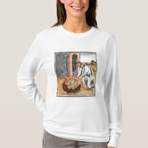 T-shirts Um europeu contratado em fazer um relicário